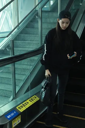 欧阳娜娜纯黑打扮长腿逆天机场街拍图片