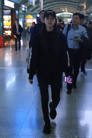 欧阳娜娜纯黑打扮长腿逆天机场街拍图片_2