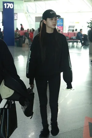欧阳娜娜纯黑打扮长腿逆天机场街拍图片_3