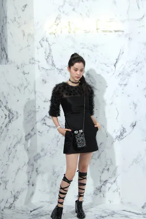 欧阳娜娜黑色连衣裙拼接个性写真图片_2