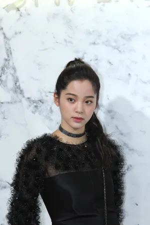 欧阳娜娜黑色连衣裙拼接个性写真图片_3
