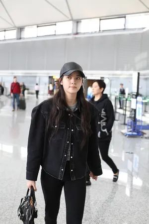 欧阳娜娜纯黑打扮中性帅气写真图片