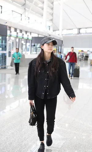 欧阳娜娜纯黑打扮中性帅气写真图片_3