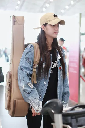 欧阳娜娜身背大提琴现身机场_1