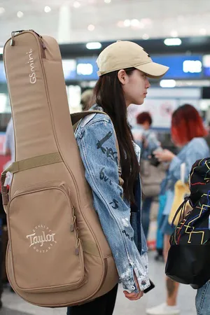 欧阳娜娜身背大提琴现身机场_3