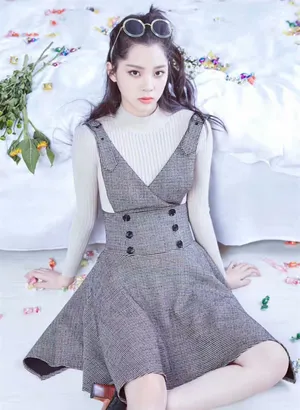 欧阳娜娜最新杂志写真图片：青春活力