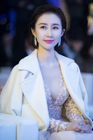 舒畅镂空透视长裙性感写真图片_3