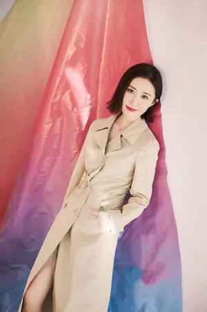 舒畅米色风衣时尚写真图片_3