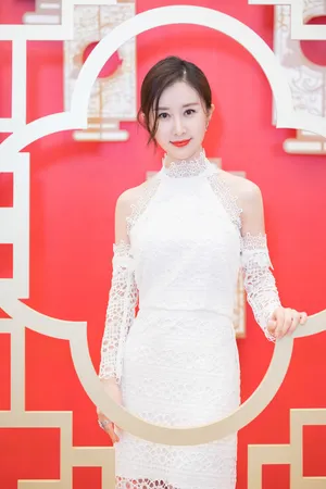 舒畅性感镂空蕾丝长裙活动照图片_2