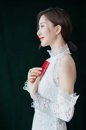 舒畅性感镂空蕾丝长裙活动照图片_6