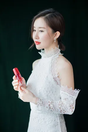 舒畅性感镂空蕾丝长裙活动照图片_7