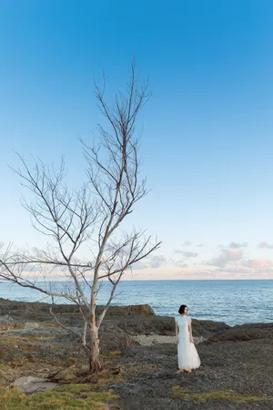 舒畅曼妙唯美白纱裙海边写真图片