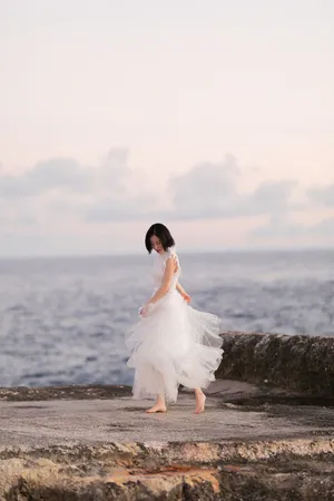舒畅曼妙唯美白纱裙海边写真图片