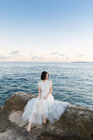 舒畅曼妙唯美白纱裙海边写真图片_2