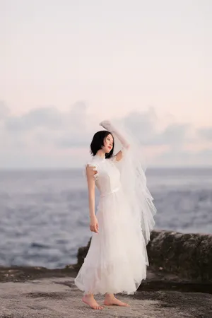 舒畅曼妙唯美白纱裙海边写真图片_3