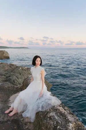 舒畅曼妙唯美白纱裙海边写真图片_4