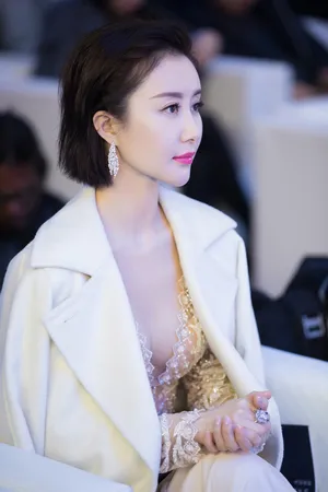 舒畅性感深V诱人蕾丝裙活动照图片