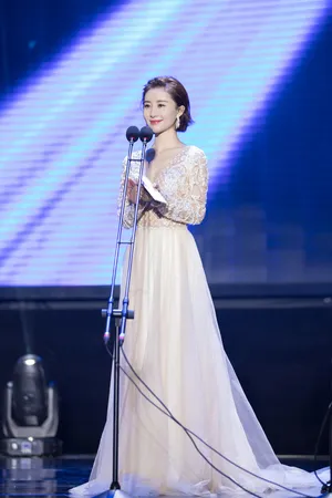 舒畅性感深V诱人蕾丝裙活动照图片_1