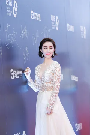 舒畅性感深V诱人蕾丝裙活动照图片_4