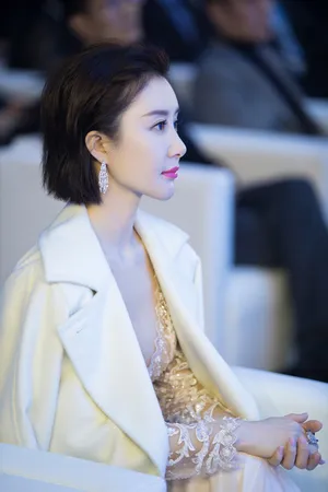 舒畅性感深V诱人蕾丝裙活动照图片_7