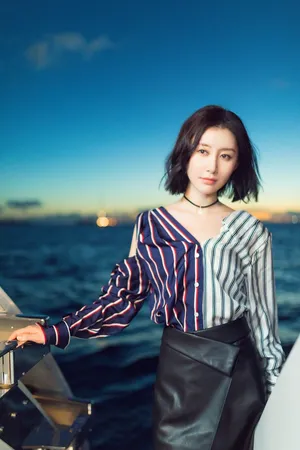 舒畅海边徜徉知性优雅写真图片