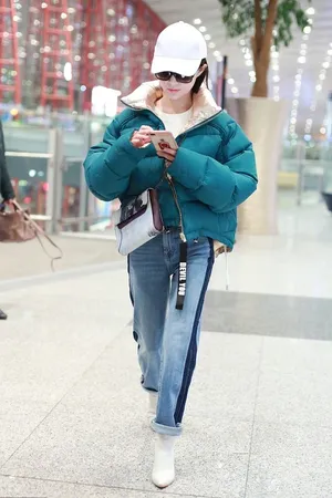 舒畅羽绒服机场甜美气质写真图片