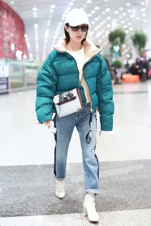 舒畅羽绒服机场甜美气质写真图片_2