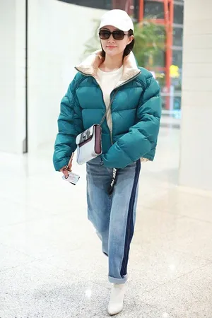 舒畅羽绒服机场甜美气质写真图片_3
