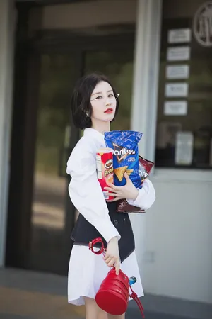 舒畅白衬衫清爽迷人街拍高清图片_3