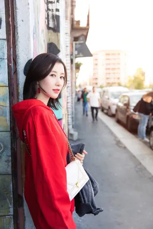 美女演员舒畅红色卫衣休闲街拍图片