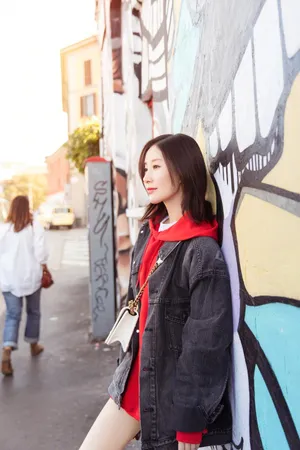 美女演员舒畅红色卫衣休闲街拍图片_2