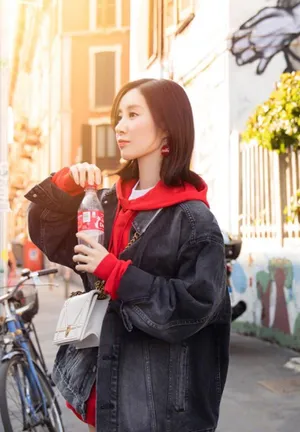 美女演员舒畅红色卫衣休闲街拍图片_3