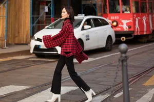 舒畅格子衬衫时尚街拍高清图片_3