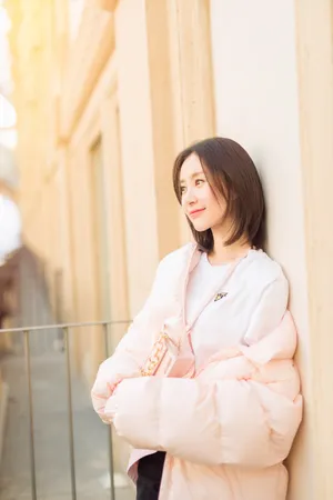 舒畅粉嫩少女风时尚街拍高清图片_4