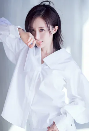 舒畅纯白休闲风写真高清图片_3