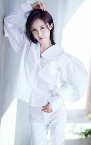 舒畅纯白休闲风写真高清图片_4