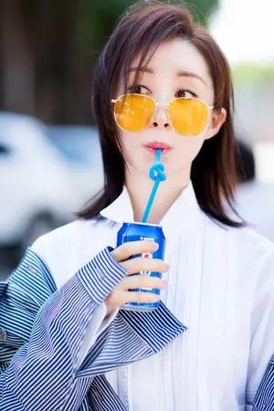 舒畅夏日街头风时尚写真图片_1