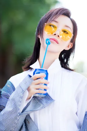 舒畅夏日街头风时尚写真图片_2