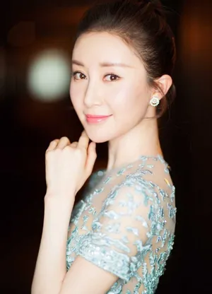 舒畅蕾丝裙养眼迷人图片