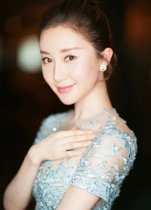 舒畅蕾丝裙养眼迷人图片