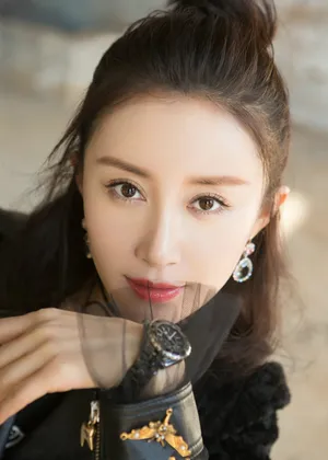 舒畅红唇皮衣迷人写真图片_2