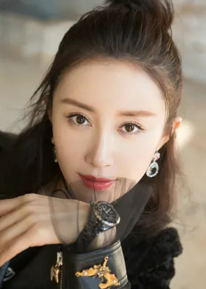 舒畅红唇皮衣迷人写真图片_4