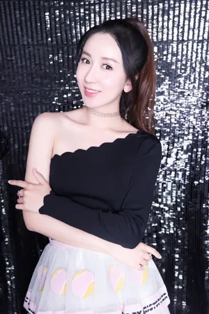 娄艺潇斜肩长裙性感写真图片_3
