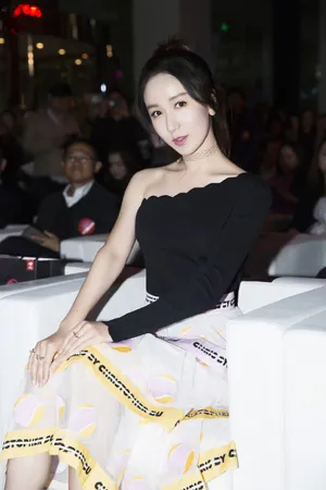 娄艺潇斜肩长裙性感写真图片_4