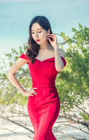 娄艺潇性感美艳红裙海边唯美写真图片_2
