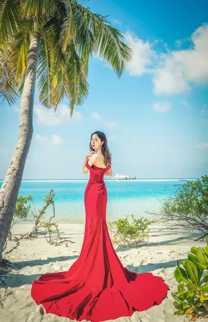 娄艺潇性感美艳红裙海边唯美写真图片_3