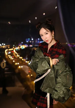 娄艺潇可爱丸子头深夜甜美性感写真图片