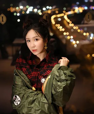 娄艺潇可爱丸子头深夜甜美性感写真图片_1