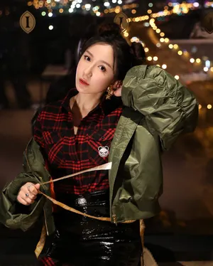 娄艺潇可爱丸子头深夜甜美性感写真图片_2