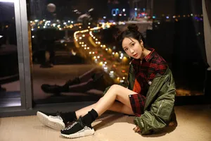 娄艺潇可爱丸子头深夜甜美性感写真图片_3